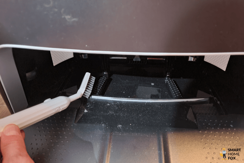 Das Reinigungsbecken der Wischstation des Ecovacs Deebot X1 Turbo wird mit der mitgelieferten Reinigungsbürste gesäubert